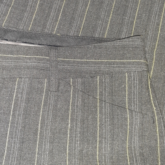 2/$20 Express Pinstripe Cuffed Capris with Pockets - Picture 5 of 9